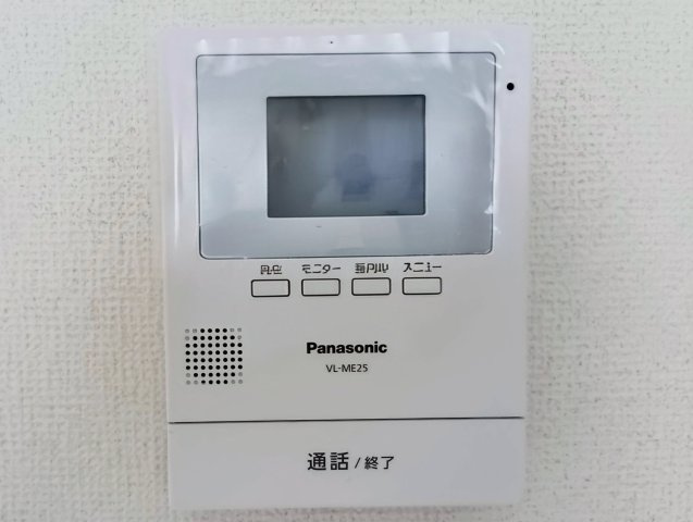 売アパート　静岡市清水区三保のセキュリティ|来訪者を映像で確認できるTVモニター付きインターホン。防犯性を高める人気設備を完備。