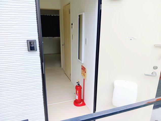 売アパート　静岡市清水区三保の玄関|明るく清潔感のある玄関空間。ホワイトを基調とした内装が、入居者や来訪者を気持ちよく迎えます。