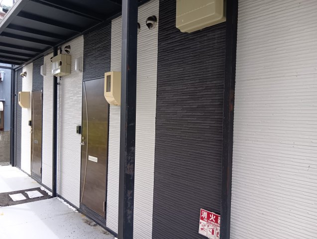 売アパート　静岡市清水区三保のその他共用部分|１階共用廊下。屋根付きの共用廊下を採用し、雨の日でも快適に出入りが可能です。