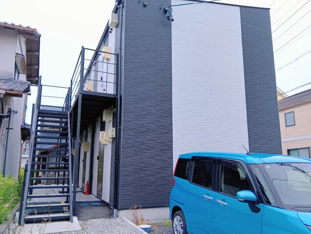 売アパート　静岡市清水区三保の外観|玄関は道路に面していないので、 通行人や車の視線が届きにくくプライバシーが確保しやすいです。