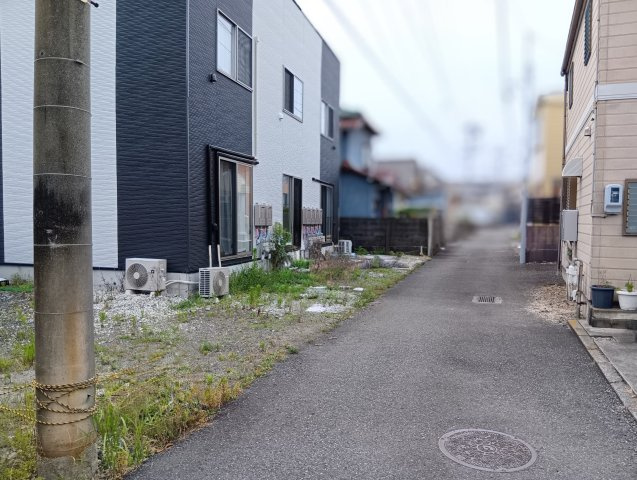 売アパート　静岡市清水区三保の周辺|西側前面道路が3.2ｍの落ち着いた住環境。交通量も比較的少なく、静かな暮らしを求める方におすすめです。