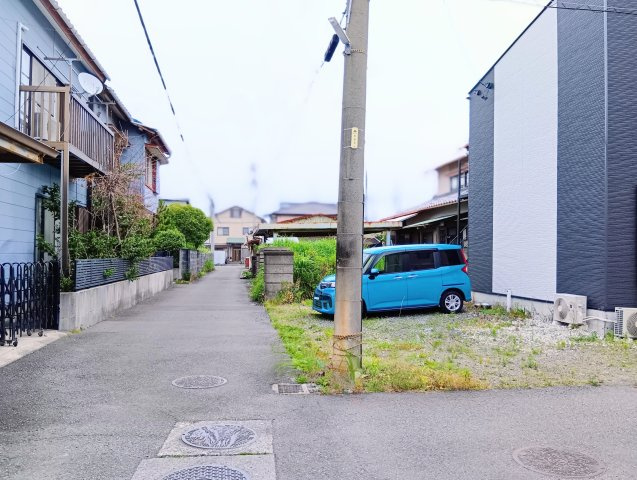 売アパート　静岡市清水区三保の周辺|北側前面道路（3.7ｍ）ブラック×ホワイトのツートンカラーが目を引くモダンな外観が目を引くアパート。