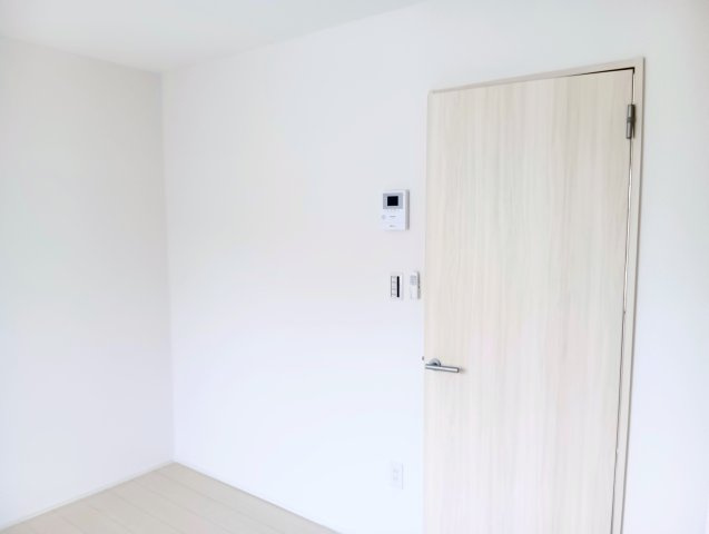 売アパート　静岡市清水区三保の洋室|全体がホワイト基調の明るいお部屋です。お部屋全体が広く見え、清潔感のある印象を演出します。