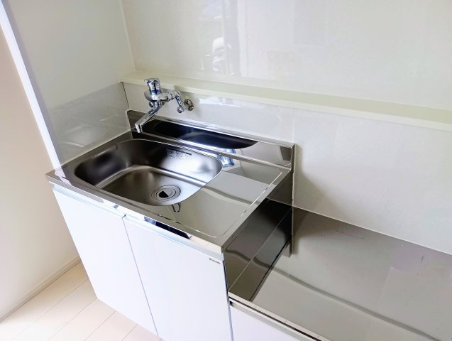 売アパート　静岡市清水区三保のキッチン|コンパクトながら調理スペースや収納を確保し毎日の自炊を快適にサポート。築浅ならではの美しい設備が魅力。