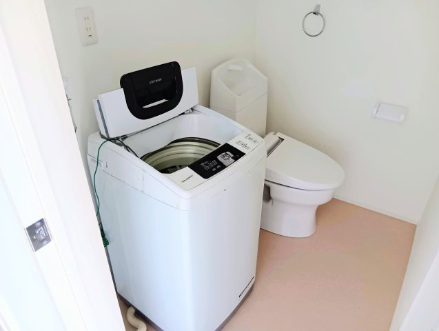 売アパート　静岡市清水区三保のランドリースペース|※洗濯機は、入居者様に設置していただきます。白を基調とした内装で、築浅ならではのきれいな印象です。