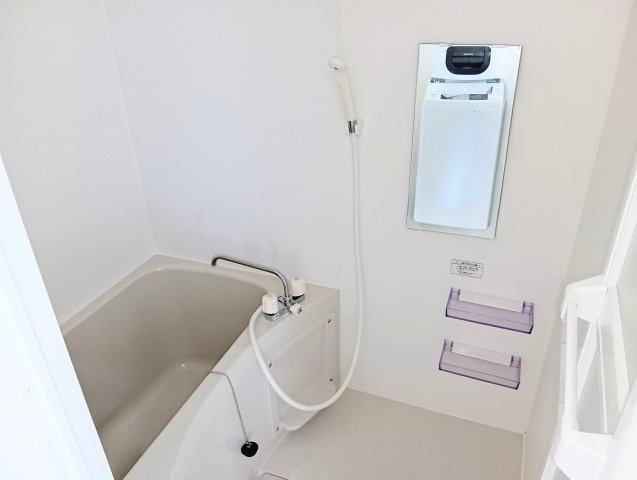 売アパート　静岡市清水区三保の浴室|鏡や棚があります。シャンプーや洗顔料などをすぐ手の届く位置に置け、スムーズに使えます。