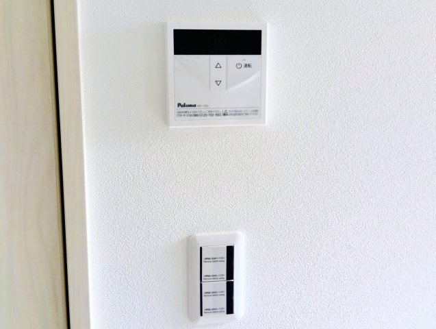 売アパート　静岡市清水区三保の浴室|室内から簡単に操作できる給湯リモコンを設置。ワンタッチ操作で快適な温度管理。