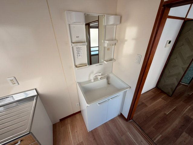 稗原マンションの独立洗面台