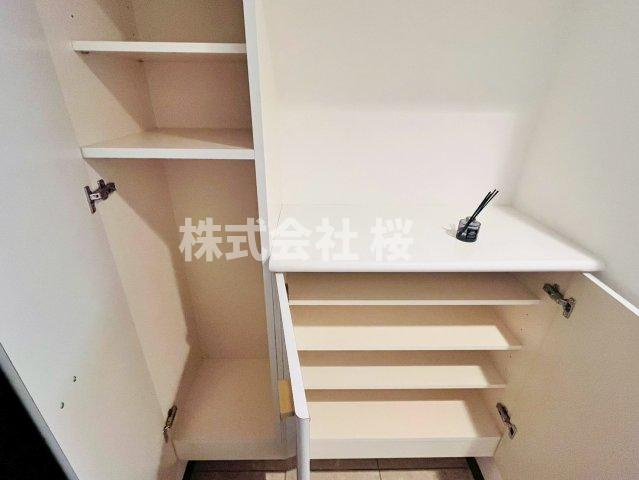 モンセーヌ加島ヴィルコートの収納|収納もある玄関です