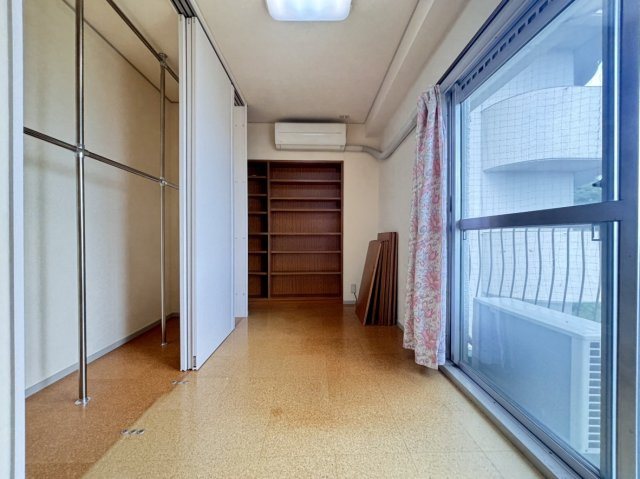 熊内台セントポリアの洋室|〇東側のバルコニ―と接しているため、開放感がございます。