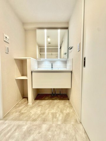 クオス宮崎台の独立洗面台|明るく開放的な空間が、快適な生活を支えます。