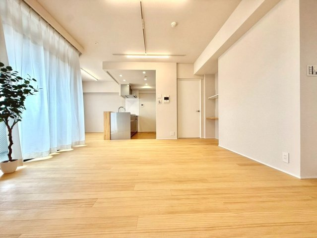 クオス宮崎台の居間・リビング|採光・通風ともに良好で、四季を通じて快適に過ごせる居心地の良い空間となっています。