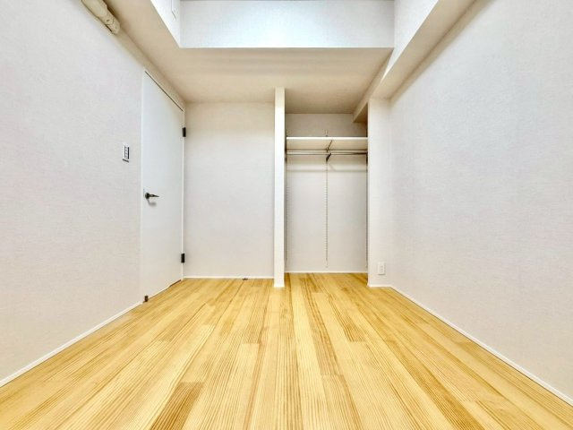 クオス宮崎台の洋室|ナチュラルなフローリングが温かみを感じさせる落ち着いた室内です。