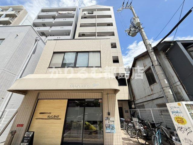 ロイヤルイーストの外観