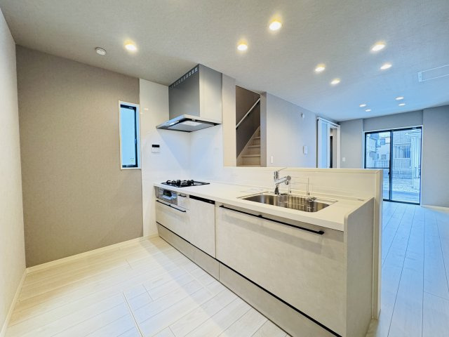 市川市国分１丁目新築戸建のキッチン|広々システムキッチン