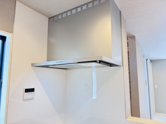 市川市国分１丁目新築戸建のキッチン|お手入れしやすいレンジフード
