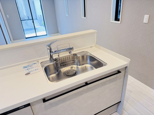 市川市国分１丁目新築戸建のキッチン|シンクの水栓には浄水器がついてます♪