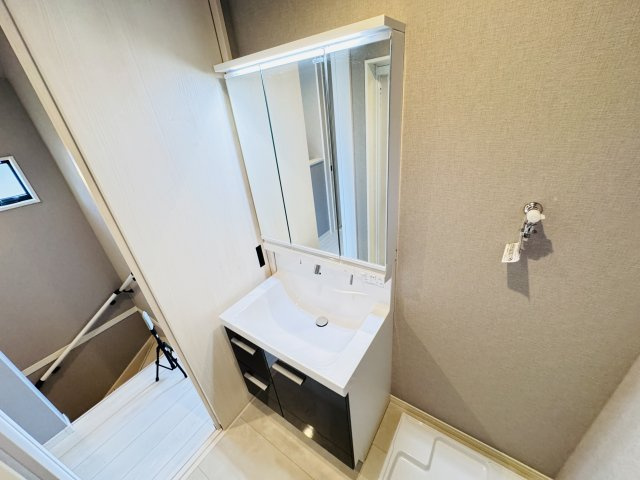 市川市国分１丁目新築戸建の独立洗面台|シャワーヘッド付き三面鏡洗面化粧台