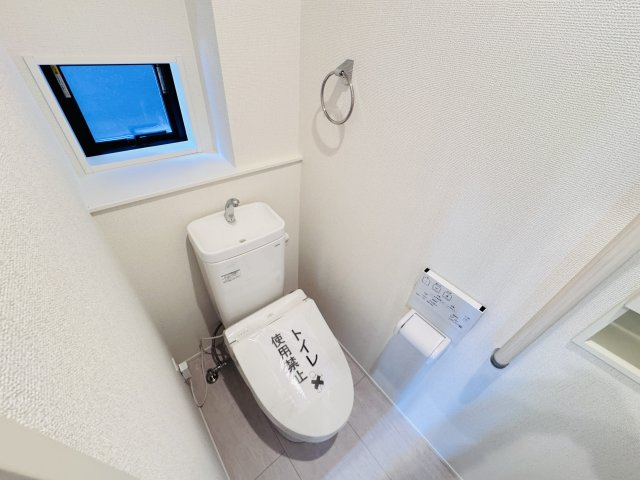 松戸市松飛台新築戸建【松飛台第二小学校:4分】のトイレ|温水洗浄暖房便座つきトイレ