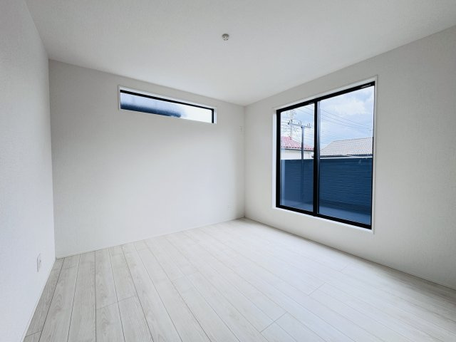 松戸市松飛台新築戸建【松飛台第二小学校:4分】の寝室|6.12帖寝室・南側バルコニー前の明るいお部屋です♪