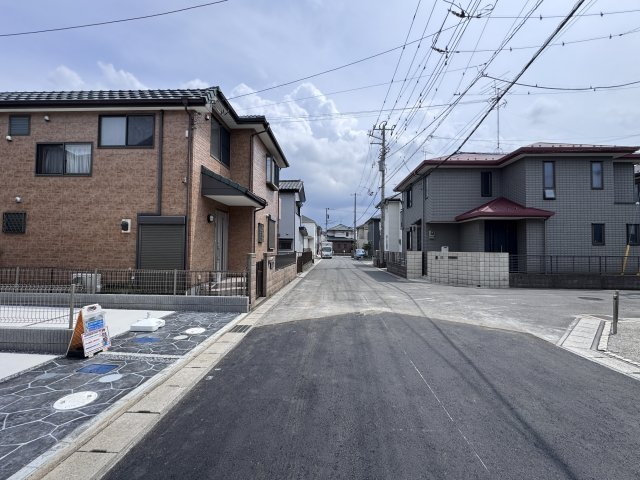 松戸市松飛台新築戸建【松飛台第二小学校:4分】の前面道路含む現地写真|西側前面道路・幅員約6ｍ