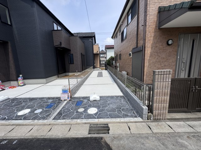 松戸市松飛台新築戸建【松飛台第二小学校:4分】の駐車場|2号棟駐車スペース・縦列２台駐車可