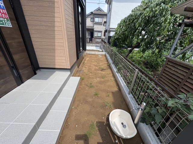 松戸市松飛台新築戸建【松飛台第二小学校:4分】の庭|南側隣地境界スペース・立水栓付き