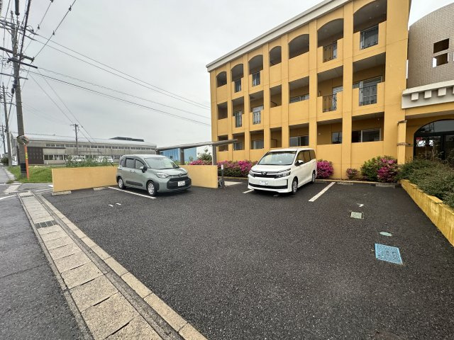L Abriの駐車場