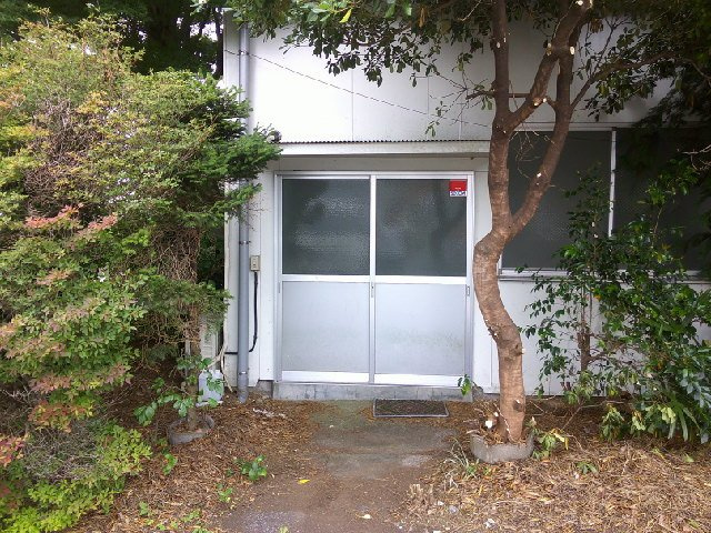 野田市柳沢の倉庫の庭