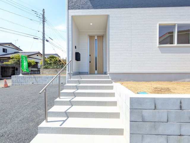 東海村村松　第4　新築戸建て　の玄関|玄関ドアはカードキーで開閉も楽々♪
スマホでの開錠と施錠も可能です！
玄関上部には人感センサー付きのダウンライトがあるので、夜間の帰宅時に自動で点灯してくれます♪
防犯対策面にも一役買ってくれます！