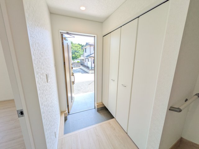 東海村村松　第4　新築戸建て　の玄関|家族全員の靴がスッキリ片付く大容量シューズボックス完備。お客様を気持ちよく迎えられる、明るく清潔感あふれる玄関です。