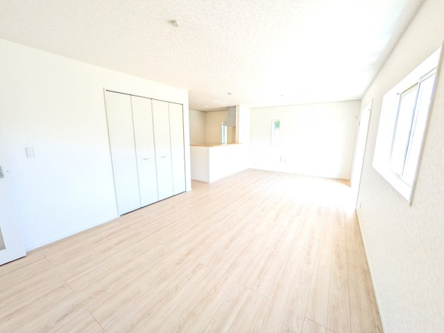 東海村村松　第4　新築戸建て　の居間・リビング|居心地の良いデザインと機能性を両立。ご友人を招いたり、趣味を楽しんだり、様々なシーンで活躍する団らんの中心地です。
