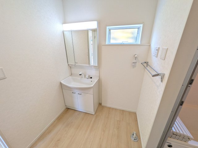 東海村村松　第4　新築戸建て　の独立洗面台|三面鏡の洗面化粧台はミラー扉の内側がすべて収納スペースになっており、収納力も魅力的です♪
ボックスティッシュも収納可能で、可変トレイは収納物に応じて高さ調整ができます！
取り外して洗えるので清潔です♪