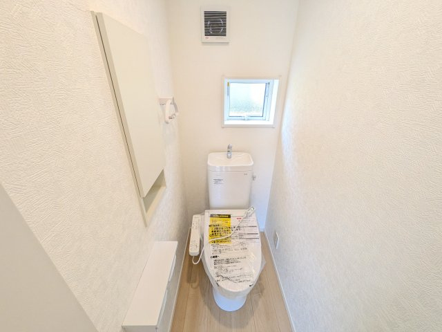 東海村村松　第4　新築戸建て　のトイレ|少ない水でもパワフルに洗浄する節水設計。清潔さと機能性を両立させた、毎日気持ち良く使えるトイレ空間です。