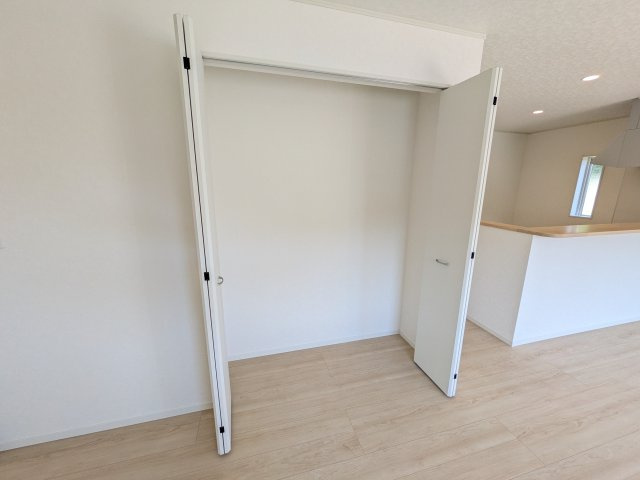東海村村松　第4　新築戸建て　の和室|琉球畳の和室は陽当たりも良く、落ち着ける空間です♪
リビングとの続き間になっているので、お子様の遊ぶスペースやお昼寝などにも使えます！
押し入れもあり収納にも困りません♪