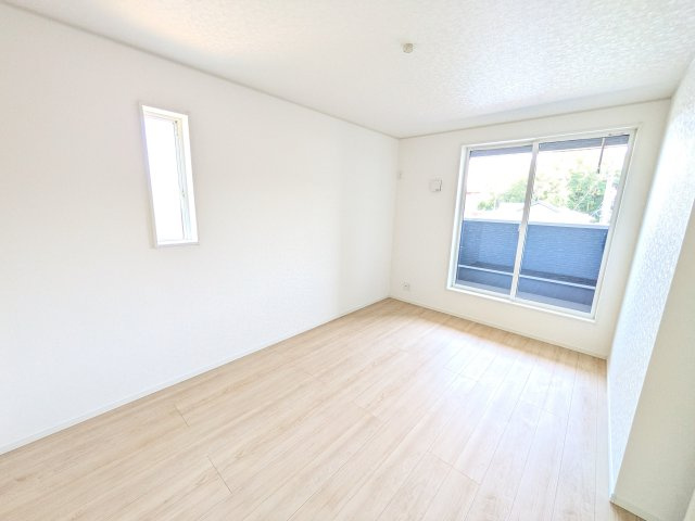 東海村村松　第4　新築戸建て　の洋室|バルコニーに面した明るい２面採光で、毎朝爽やかな光を感じられます。