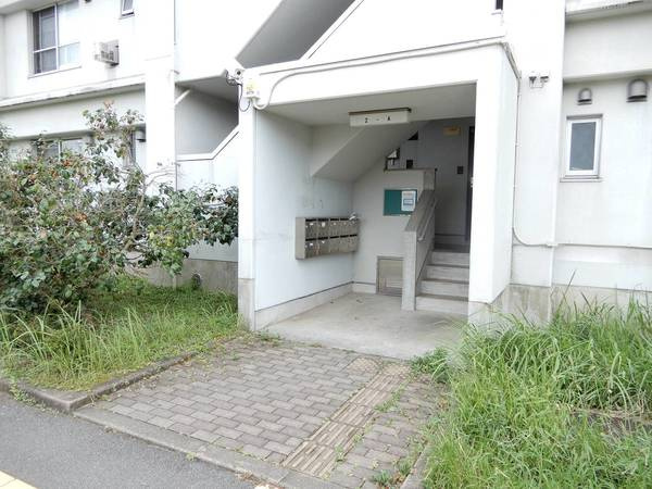 ビレッジハウス小浜1号棟のエントランス