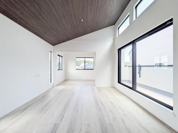 横浜市港北区富士塚２丁目の新築一戸建の居間・リビング|自慢したくなるリビング！
形も良く家具の配置にも困りません。