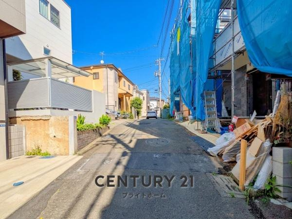 横浜市港北区富士塚２丁目の新築一戸建の前面道路含む現地写真|車通りが少ない為、小さなお子様にも安心です。
是非一度、現地へ起こしください。
