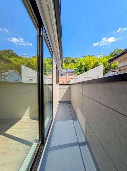 横浜市鶴見区梶山１丁目の新築一戸建のバルコニー|陽当り良好のバルコニー！
風通しもよく気持ちいいです