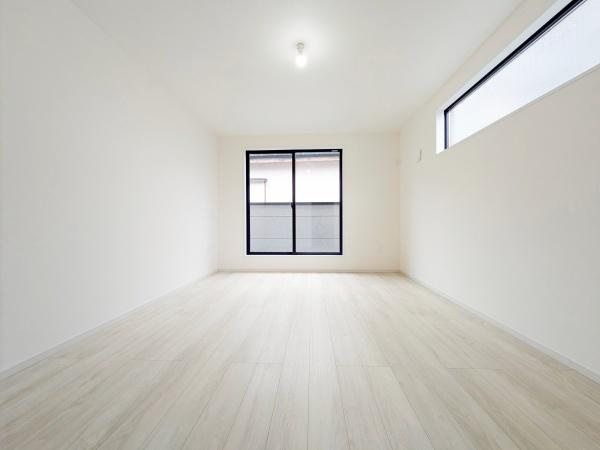 横浜市鶴見区梶山１丁目の新築一戸建の洋室|窓からの光が嬉しい洋室です。
収納もあり、荷物が多い方にも安心です♪
