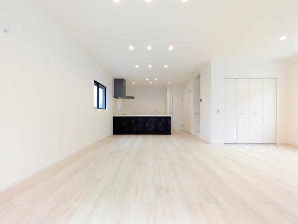 横浜市鶴見区梶山１丁目の新築一戸建の居間・リビング|自慢したくなるリビング！
形も良く家具の配置にも困りません。