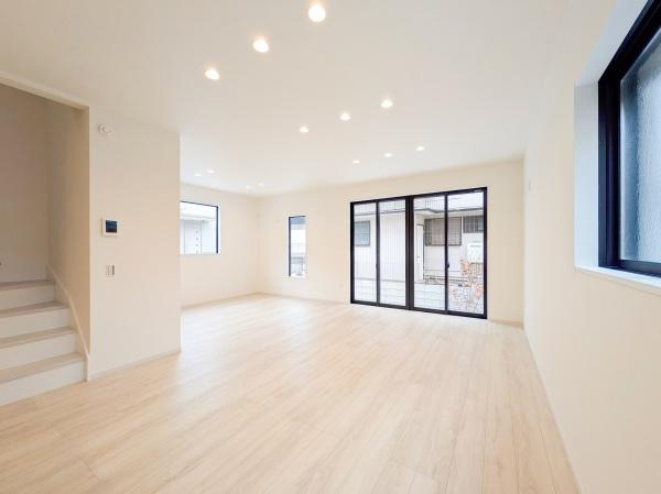 横浜市鶴見区梶山１丁目の新築一戸建の居間・リビング|窓からは明るい光が差し込みます！
電気をつけなくても明るいです。