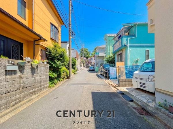 横浜市神奈川区西寺尾４丁目の新築一戸建の前面道路含む現地写真|前面道路が広いので、安心して駐車可能です！
是非現地へお越しください。