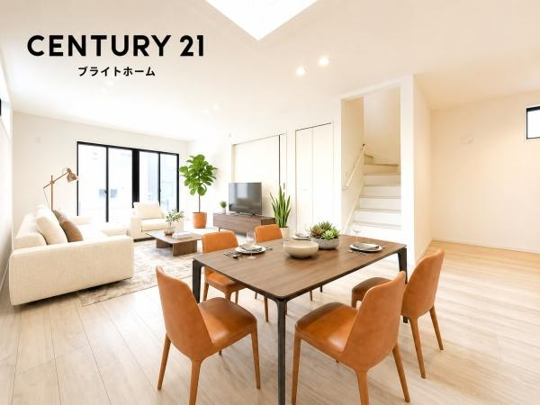 横浜市泉区和泉中央南４丁目の新築一戸建の居間・リビング|窓からは明るい光が差し込みます！
電気をつけなくても明るいです。
※家具等はＣＧでの参考レイアウトです。