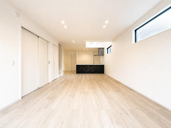 横浜市泉区和泉中央南４丁目の新築一戸建の居間・リビング|家族が自然と集まるリビングは
落ち着きのある空間です♪