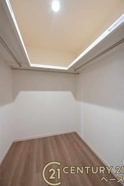 リーブルガーデン三吉赤部 １号棟 ／新築一戸建の収納|■現地撮影写真■広々としたウォークインクローゼットを完備！大きな荷物も楽々収納！