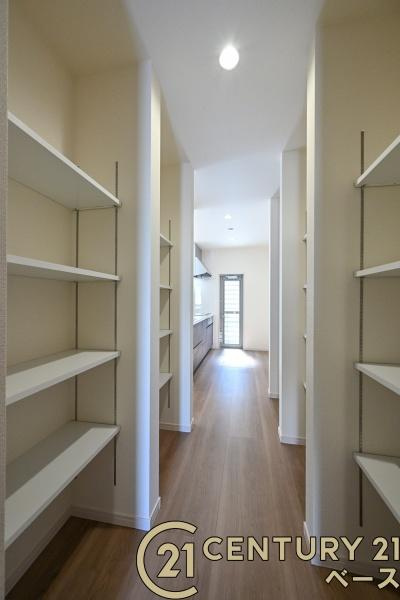 リーブルガーデン三吉赤部 １号棟 ／新築一戸建のキッチン|■現地撮影写真■キッチン裏に収納力たっぷりのパントリーがあります！