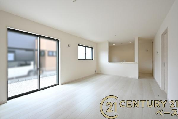リーブルガーデン三吉赤部 ２号棟 ／新築一戸建の居間・リビング|■現地撮影写真■ご家族でくつろいでいただける広々１８帖のＬＤＫ！