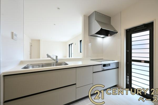 リーブルガーデン三吉赤部 ２号棟 ／新築一戸建のキッチン|■現地撮影写真■収納力と使いやすさを追求したシステムキッチンです！